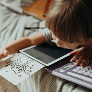 Kidywolf Kidydraw-mini ist ein tragbares Zeichentablett mit Pausenpapier. Dieses Buch enthält 30 Zeichnungen und 1 LCD-Bildschirm. 