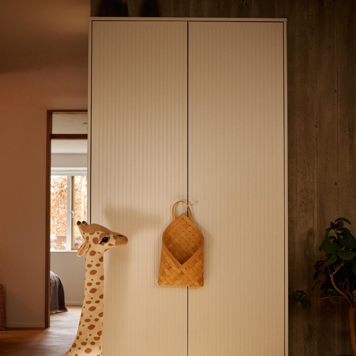 Kinderschrank mit 2 Türen und Fußteil SAGA FLEXA blanc