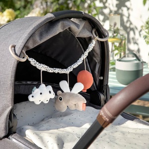 Kinderwagen-Spielzeug Happy clouds Done by Deer Sand