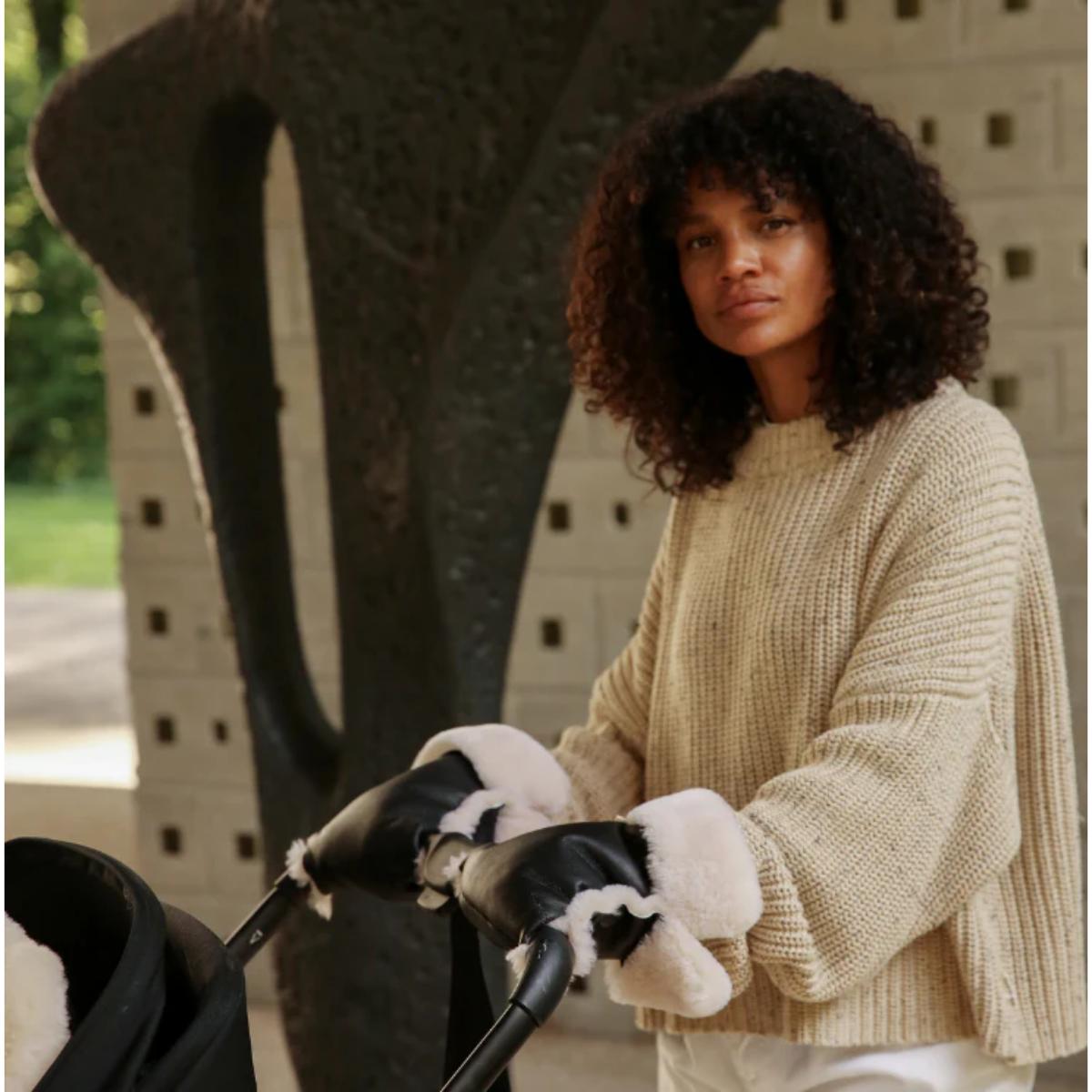 Kinderwagenfäustlinge aus Schaffell Binibamba Black milk