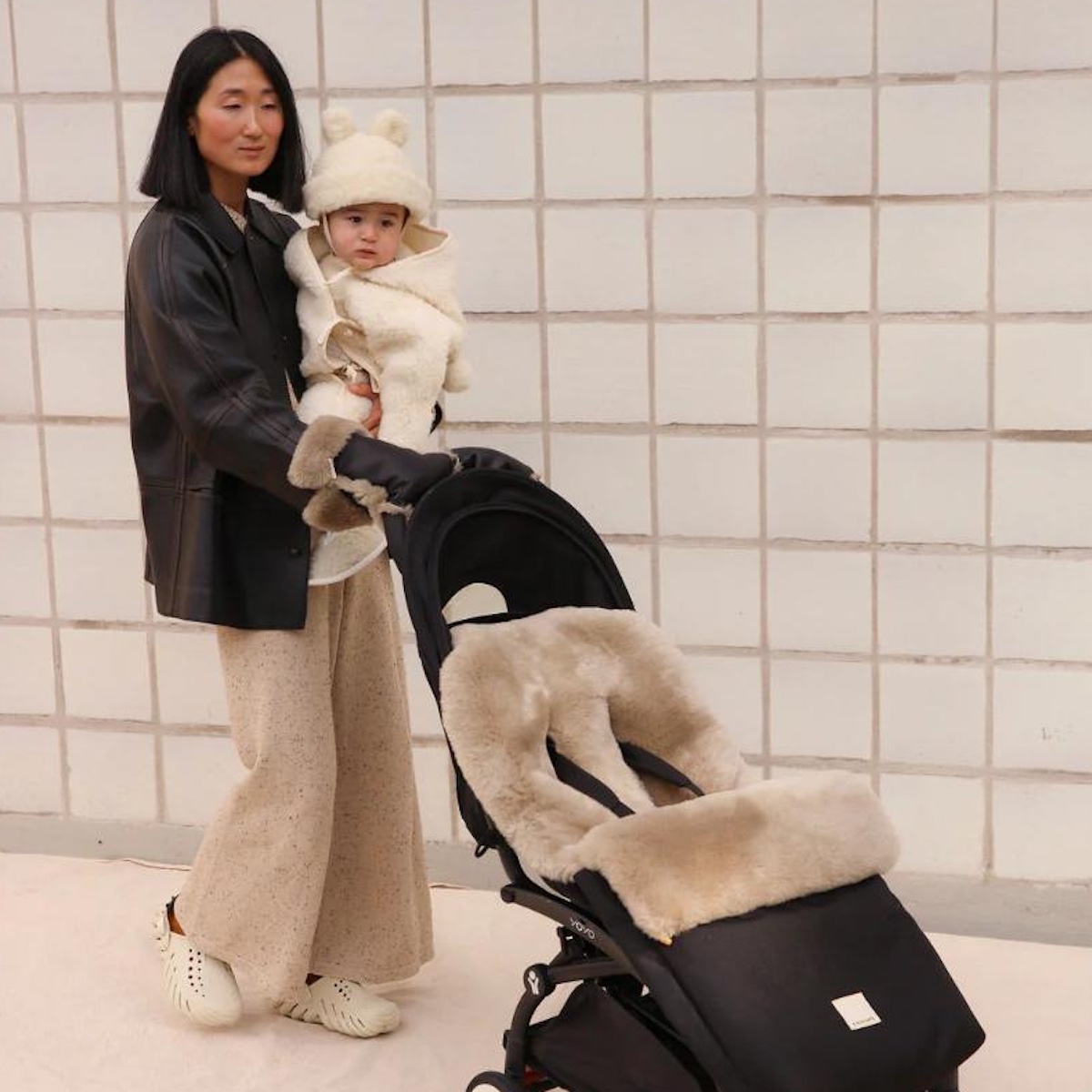 Kinderwagenfäustlinge aus Schaffell Binibamba black toast