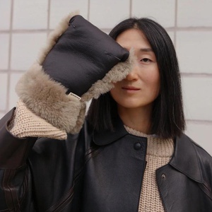 Kinderwagenfäustlinge aus Schaffell Binibamba black toast