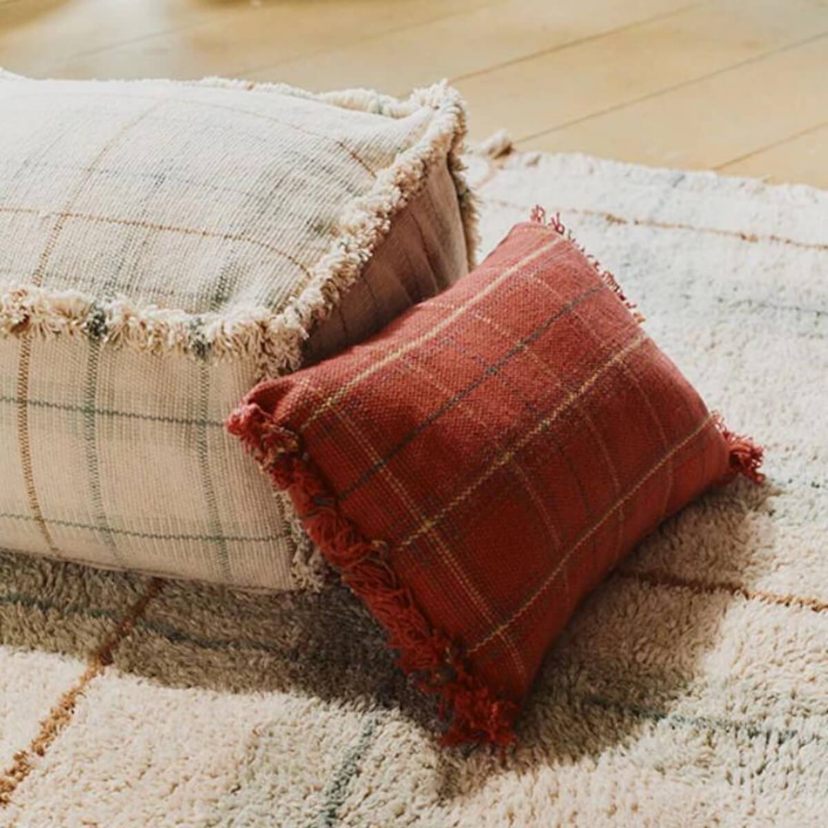 Kissen 25x40cm HANDLOOM Wouf wouf Lorena Canals mapple red