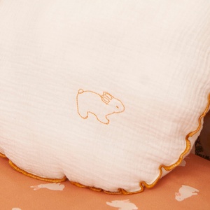 Kissen rund Mulltuchstoff RABBITS bestickt gelb 30cm