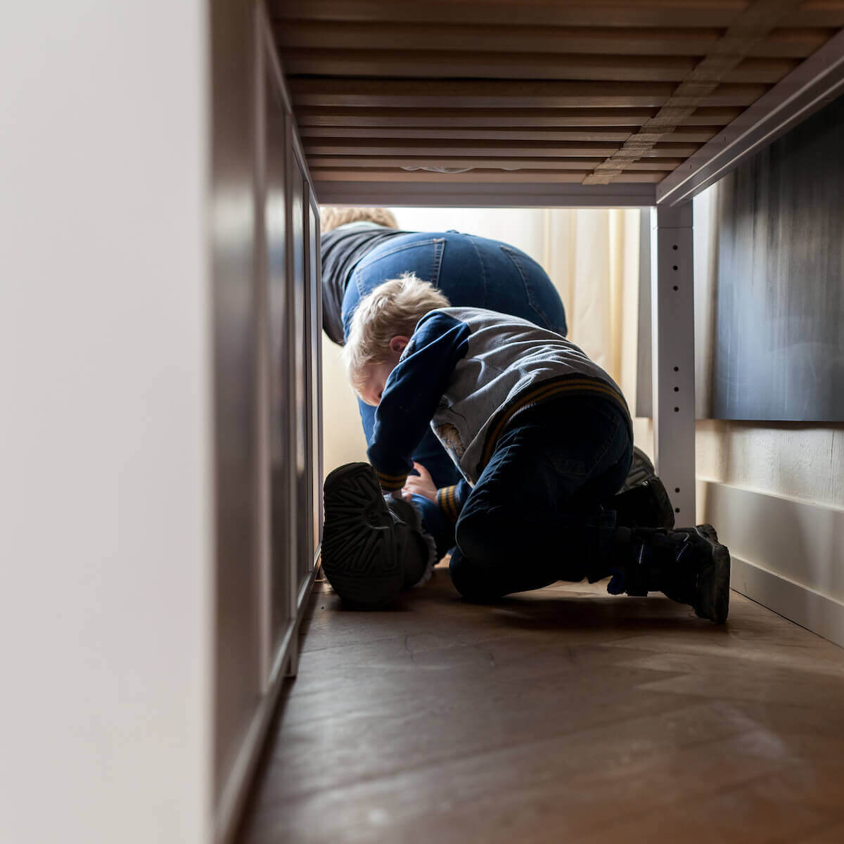 Kombination halbhohes Bett - Kreidetafeltüren - Regal mit Regalböden in Eiche geölt KASVA