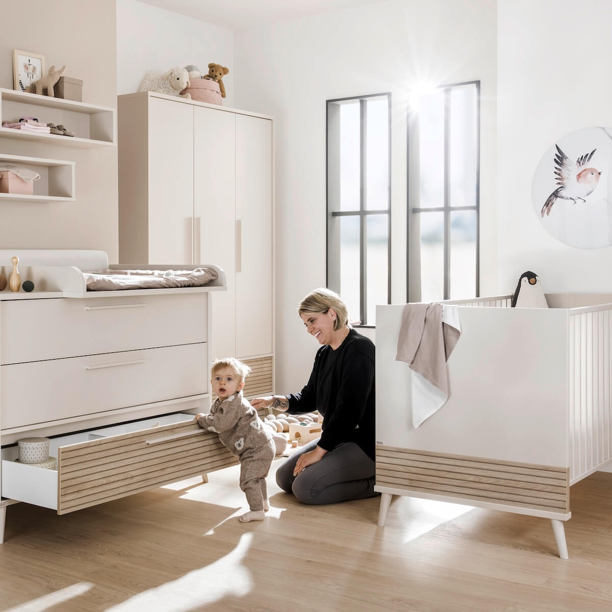 Kommode 3 S breit, 2 x Tiroire Kaschmir Beige, 1 x Groovy Oak, Tiroire mit Fachteilern, Schubladenoberteil mit Vollauszug EEFJE Paidi Beige Kaschmir / Eiche