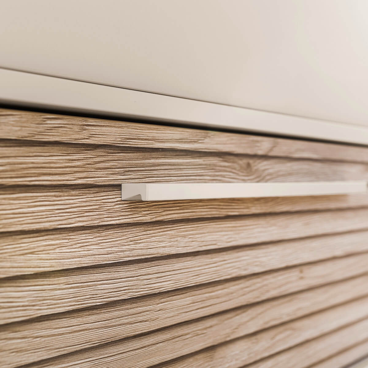 Kommode 3 S schmal, 2 x Tiroire Kaschmir Beige, 1 x Groovy Oak, Tiroire mit Fachteilern, Schubladenoberteil mit Vollauszug EEFJE Paidi Beige Kaschmir / Eiche