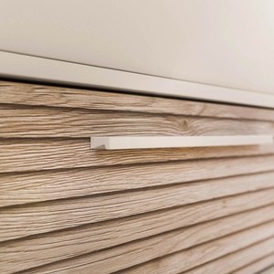 Kommode 3 S schmal, 2 x Tiroire Kaschmir Beige, 1 x Groovy Oak, Tiroire mit Fachteilern, Schubladenoberteil mit Vollauszug EEFJE Paidi Beige Kaschmir / Eiche