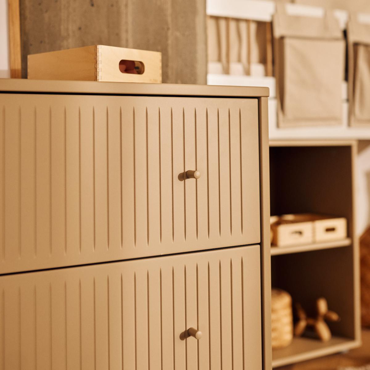 Kommode mit 3 Schubladen Rillen mit Fuß SAGA Flexa Hafer