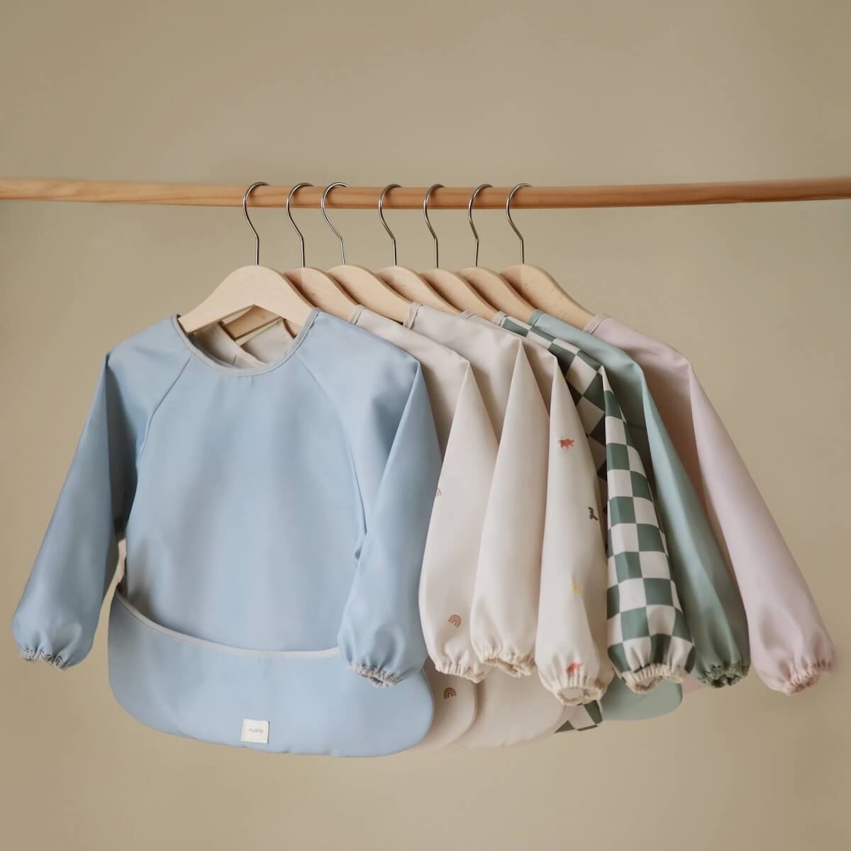 Lätzchen mit langen Ärmeln Mushie Dinos