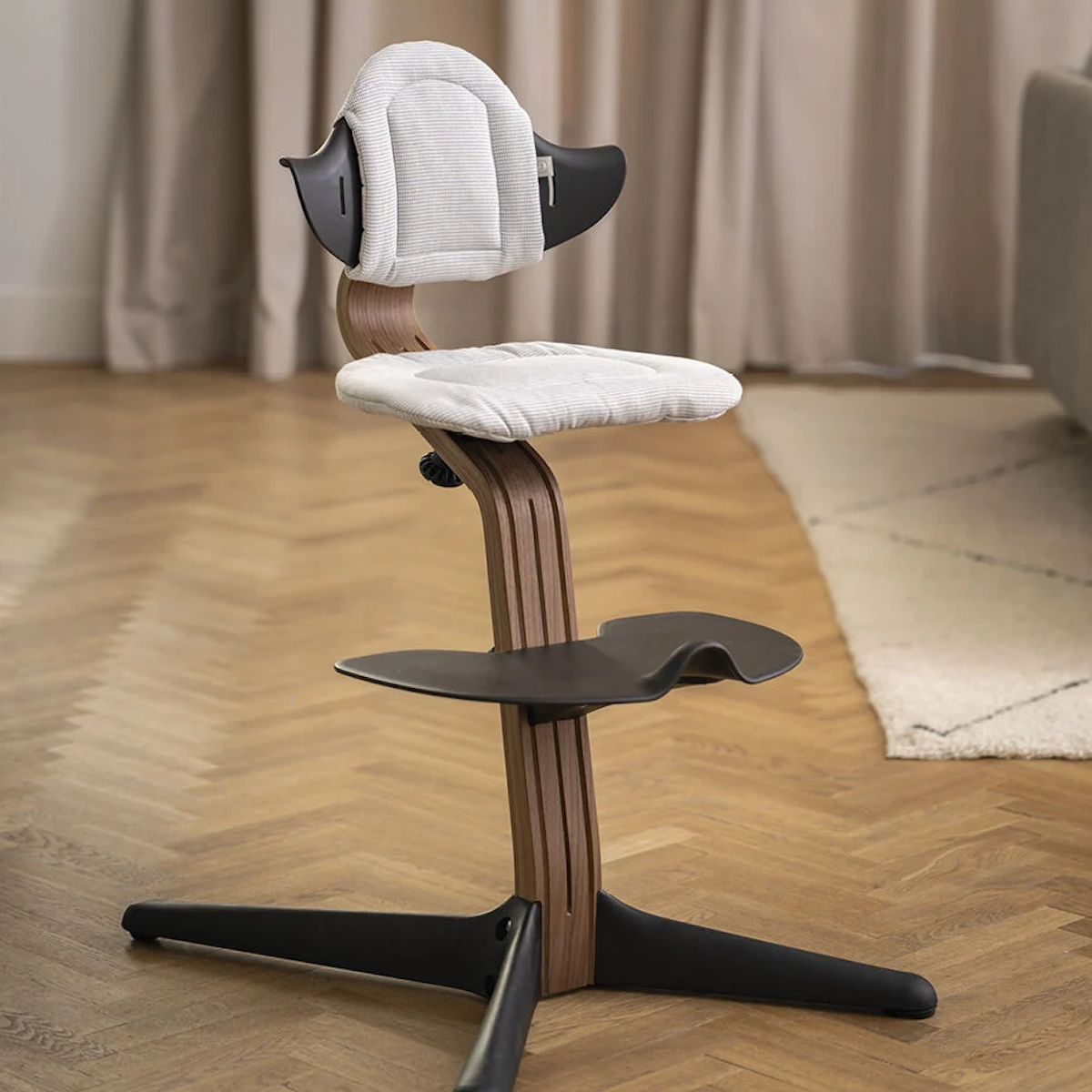 Liege NOMI Stokke Walnuss schwarz