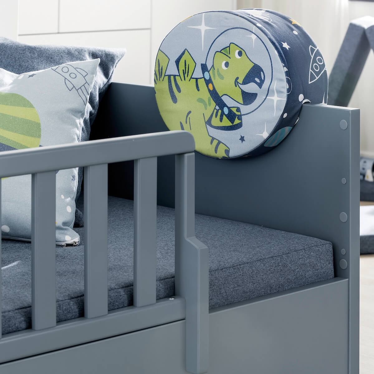 LITTLE FLO Umbaubett 140x200 in mattblau, mit Design-Gitterseiten vorne und hinten, ohne Lattenrost und Matratze LITTLE FLO Paidi mattblau