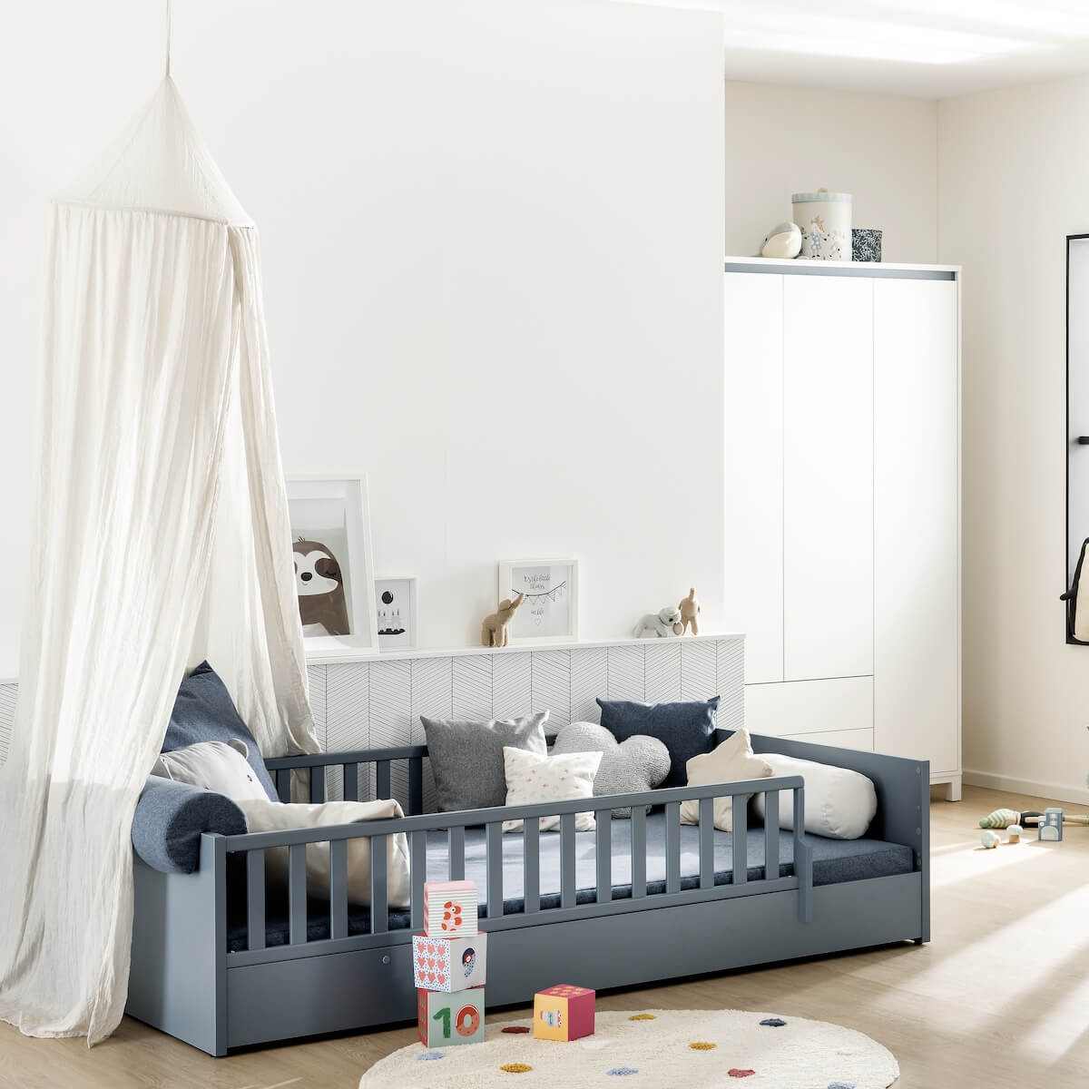 LITTLE FLO Umbaubett 140x200 in mattblau, mit Design-Gitterseiten vorne und hinten, ohne Lattenrost und Matratze LITTLE FLO Paidi mattblau