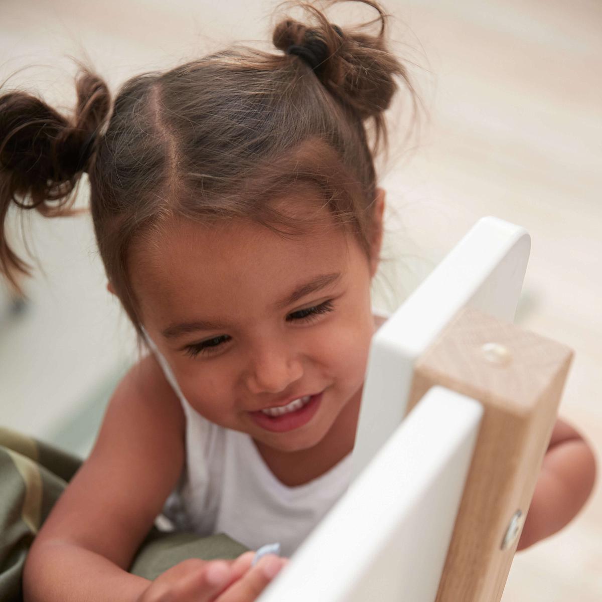 Mittelhohes Bett 200x90cm geneigte Leiterrutsche NOR Flexa Eiche-weiß