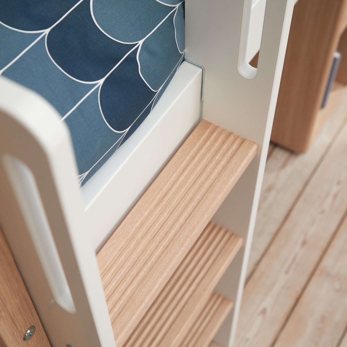 Mittelhohes Bett 90x200cm gerade Leiter NOR Flexa Eiche-weiß