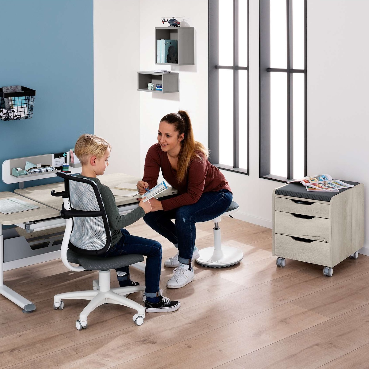 Mobiler Container 3S, nautisches Schiff NB, darunter ein Plateau mit Utensilien, in der Mitte und am Boden ein Wasserhahn, jeweils mit automatischer Verriegelung und Abschreibung DIEGO Schreibtische Paidi Nautische Eiche