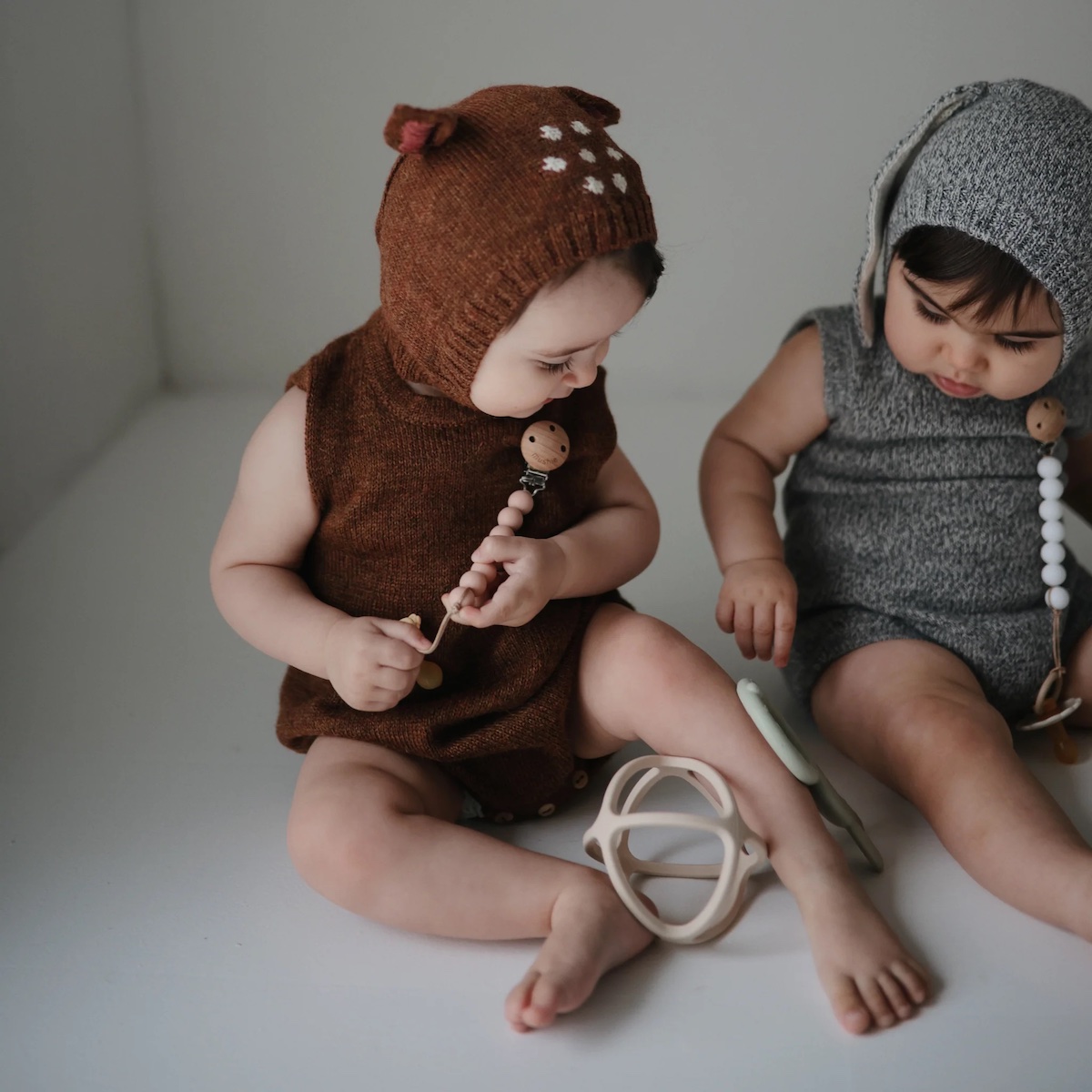 Mushie - Beißring Ball - Taubengrau          