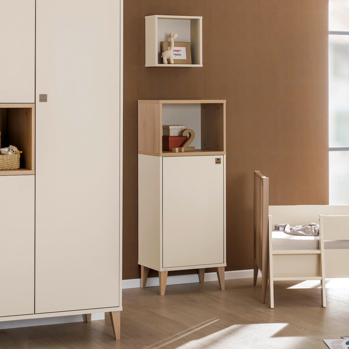 Obere Etagen, 1 offenes Zimmer, 1 Tür mit Öffnungsfunktion durch Drücken nach rechts, 1 Etagere MILA & BEN Paidi Beige cashmere / skandinavisches Holz