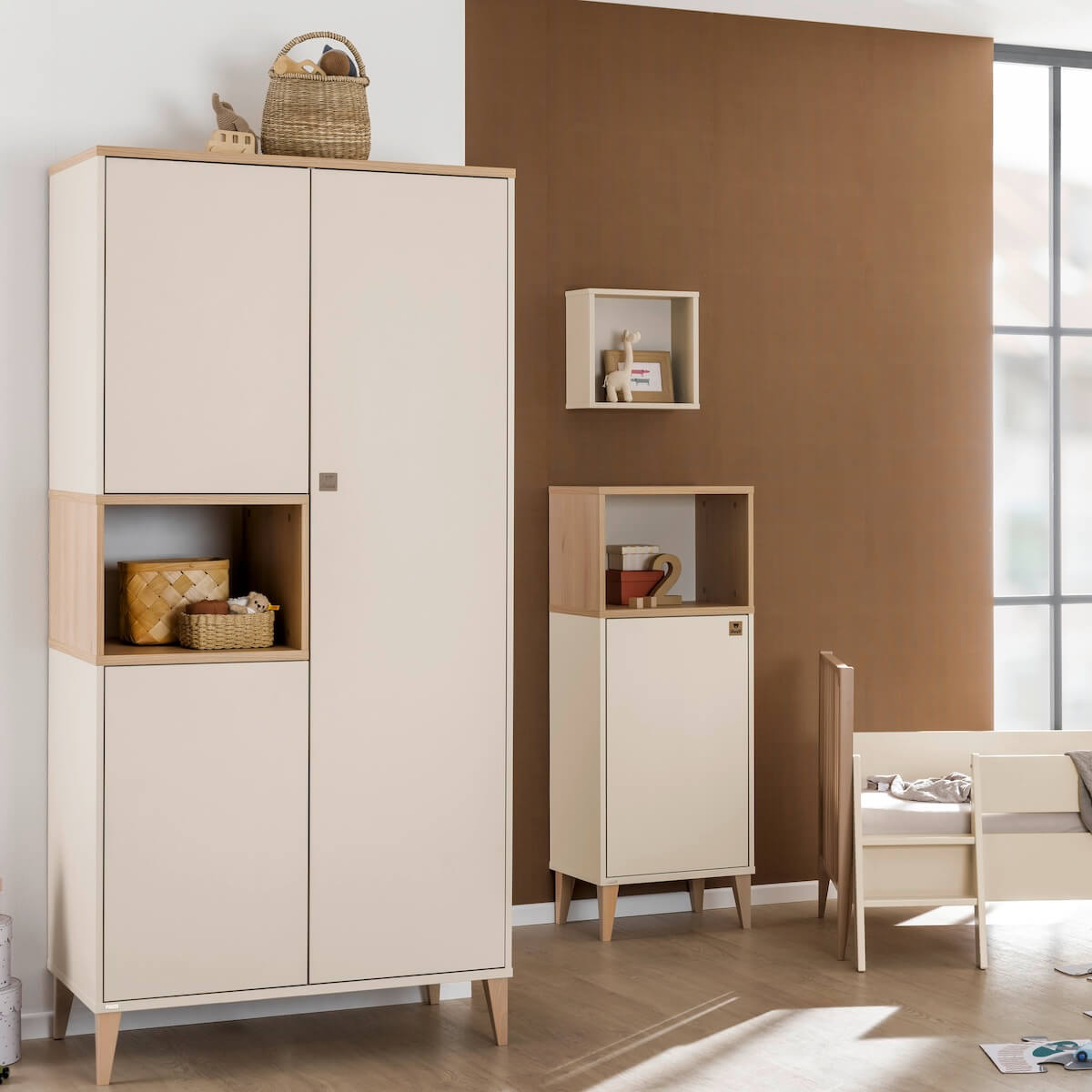 Schrank 3T, 1 lange Tür, 2 kurze Türen, 1 offenes Fach, 1 Mittelwand, 3 schmale Einlegeböden, 2 schmale Kleiderstangen MILA & BEN Paidi Beige cashmere / skandinavisches Holz