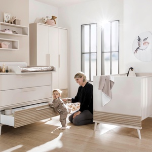 Schrank 3T1S, 3 Türen in Kaschmirbeige, 1 Schublade in Eiche Groovy, 1 Mittelwand, 3 schmale Regalböden, 1 breiter Regalboden, 2 breite Kleiderstangen EEFJE Paidi Kaschmirbeige / Eiche