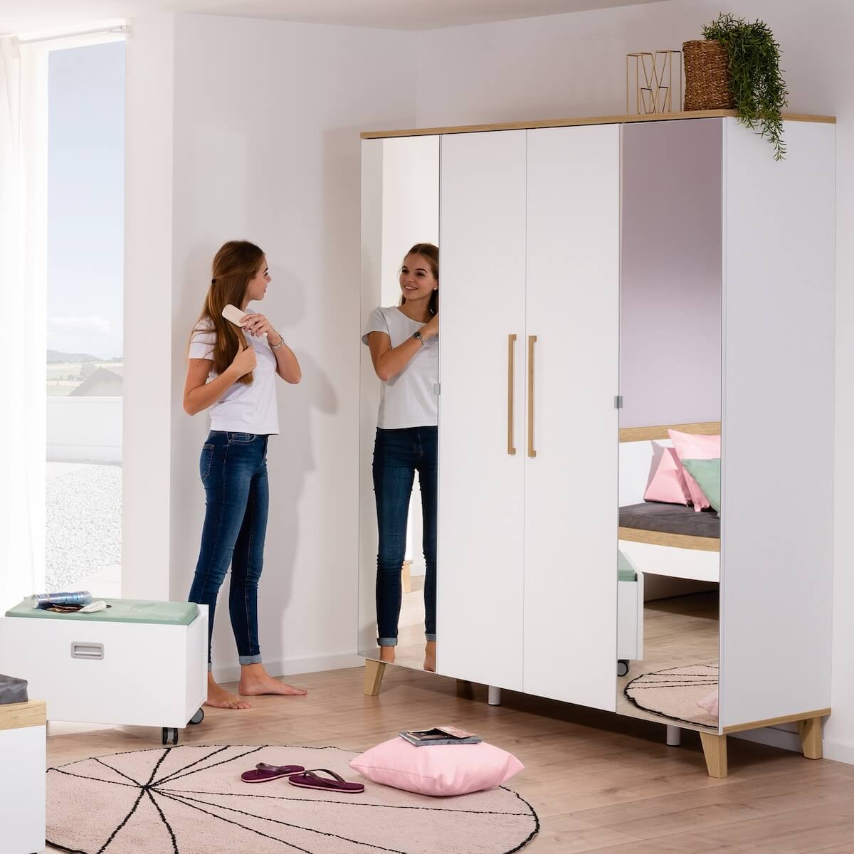 Schrank 4T Spiegel rechts, 4 Ports, 2 Zwischenwände, 8 schmale Regalböden, 2 breite Regalböden, 2 breite Kleiderstangen OSCAR Paidi Eiche Nebraska / Weiß