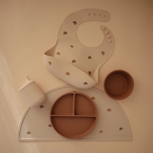 Silikon-Lätzchen Mushie Regenbogen