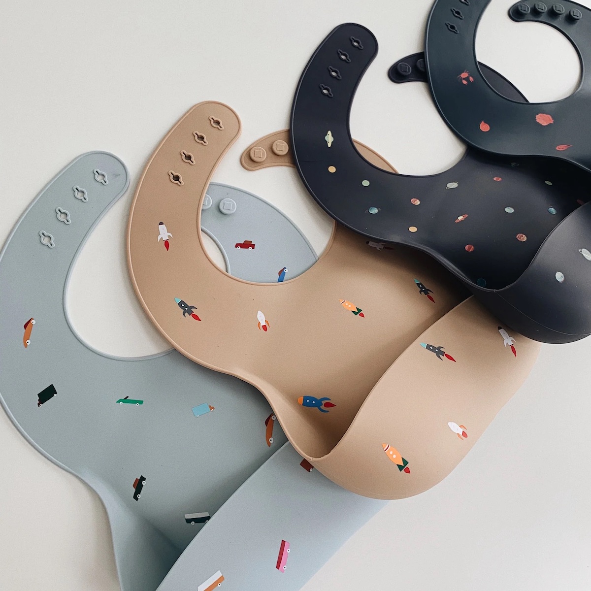 Silikon-Lätzchen Mushie Retro Cars