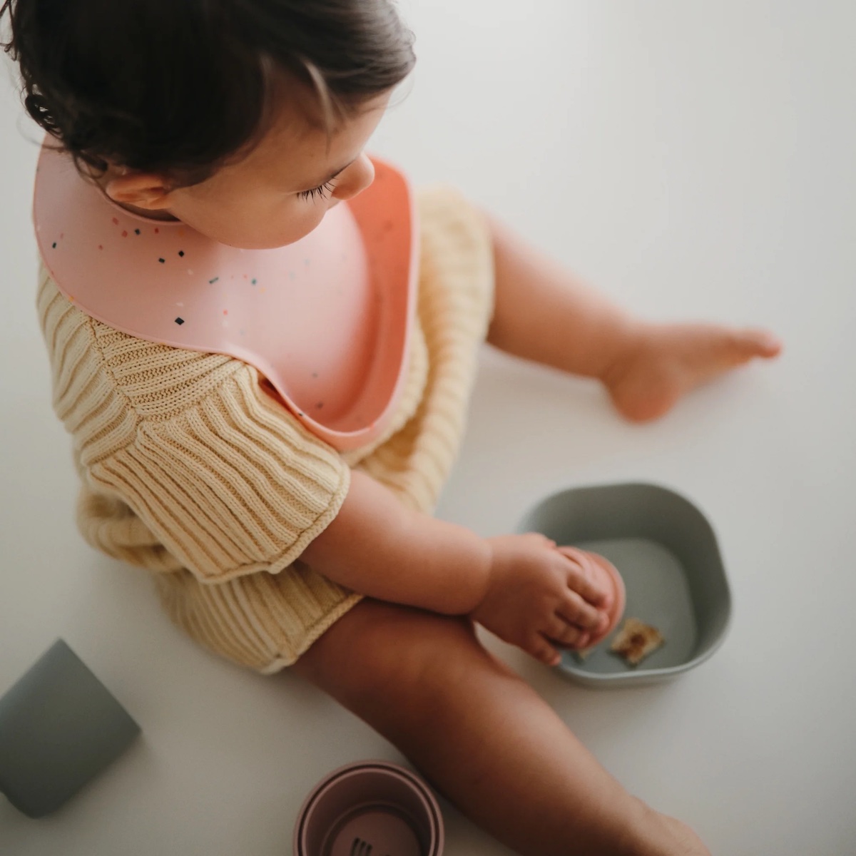 Silikon-Lätzchen Mushie Rosa Konfetti