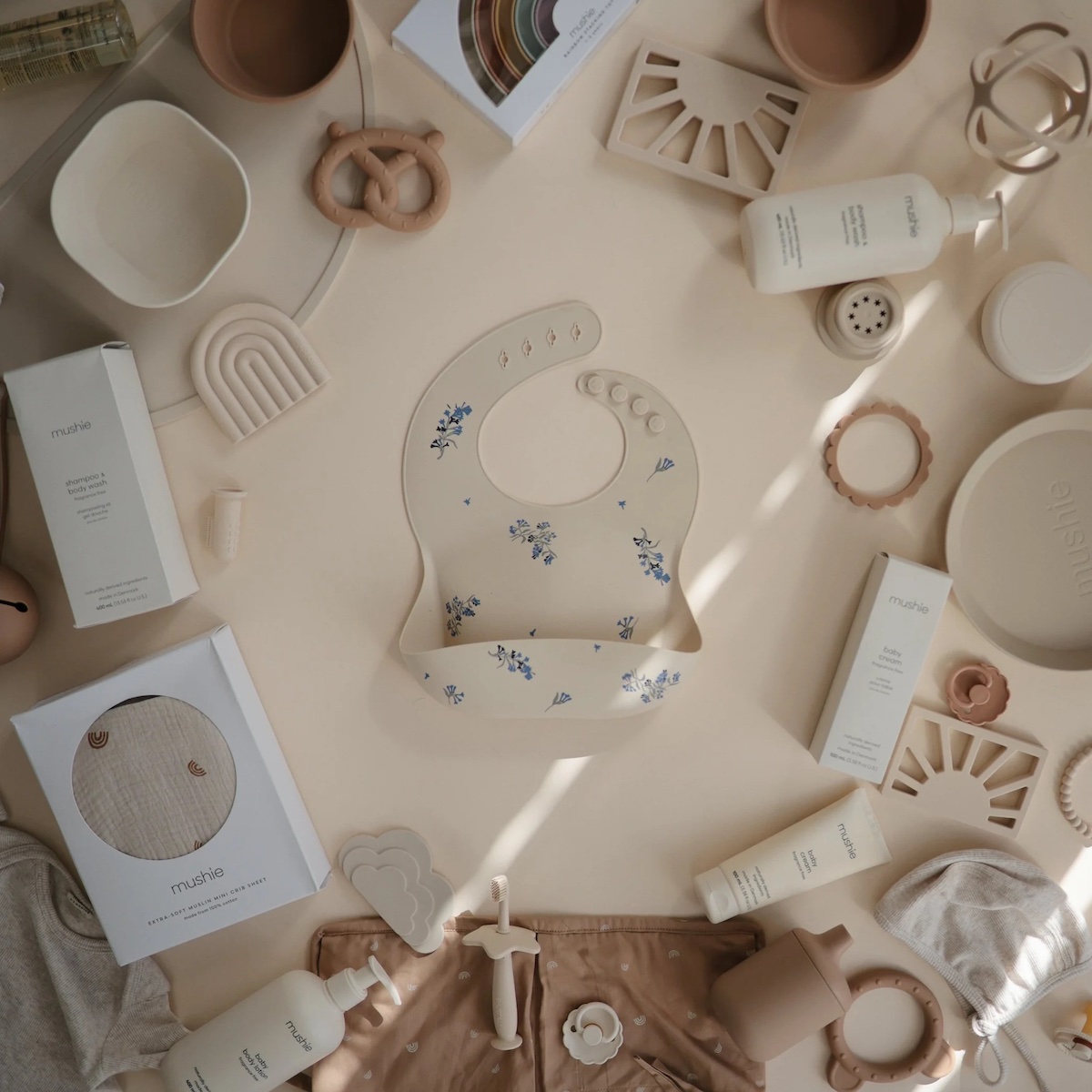 Silikonlätzchen Mushie Fliederblumen