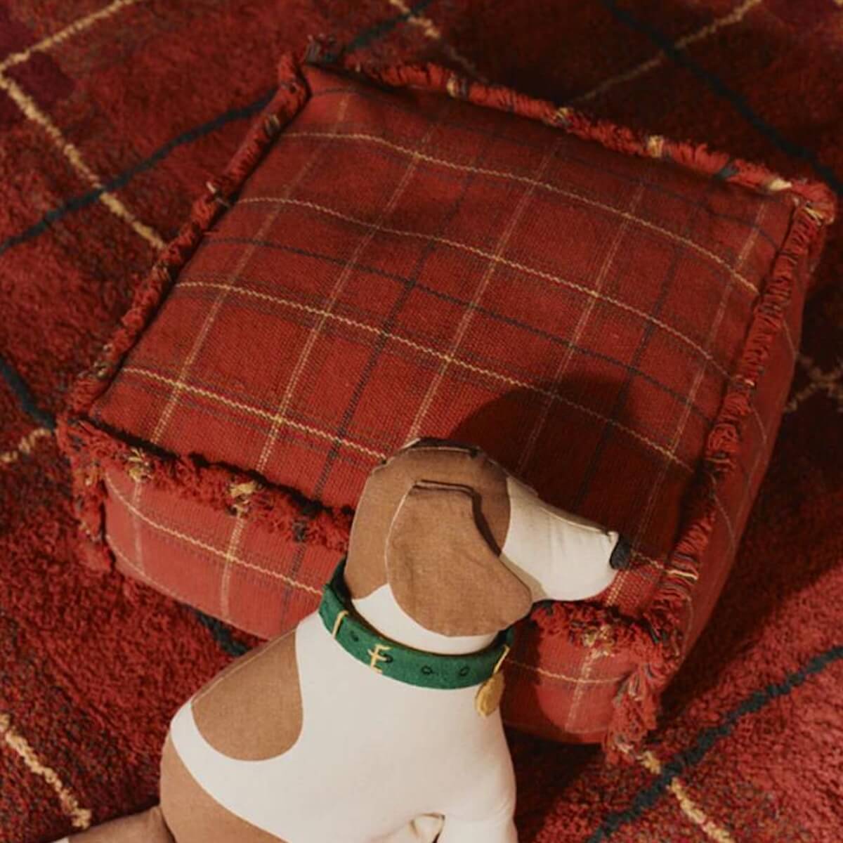 Sitzkissen 40x40x20cm HANDLOOM Wouf wouf Lorena Canals mapple red