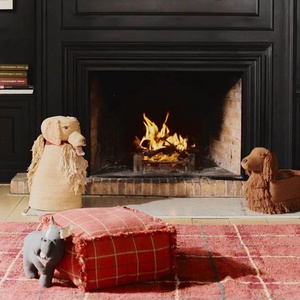 Sitzkissen 40x40x20cm HANDLOOM Wouf wouf Lorena Canals mapple red