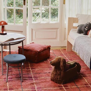 Sitzkissen 40x40x20cm HANDLOOM Wouf wouf Lorena Canals mapple red