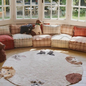 Sitzkissen 40x40x20cm HANDLOOM Wouf wouf Lorena Canals mapple red