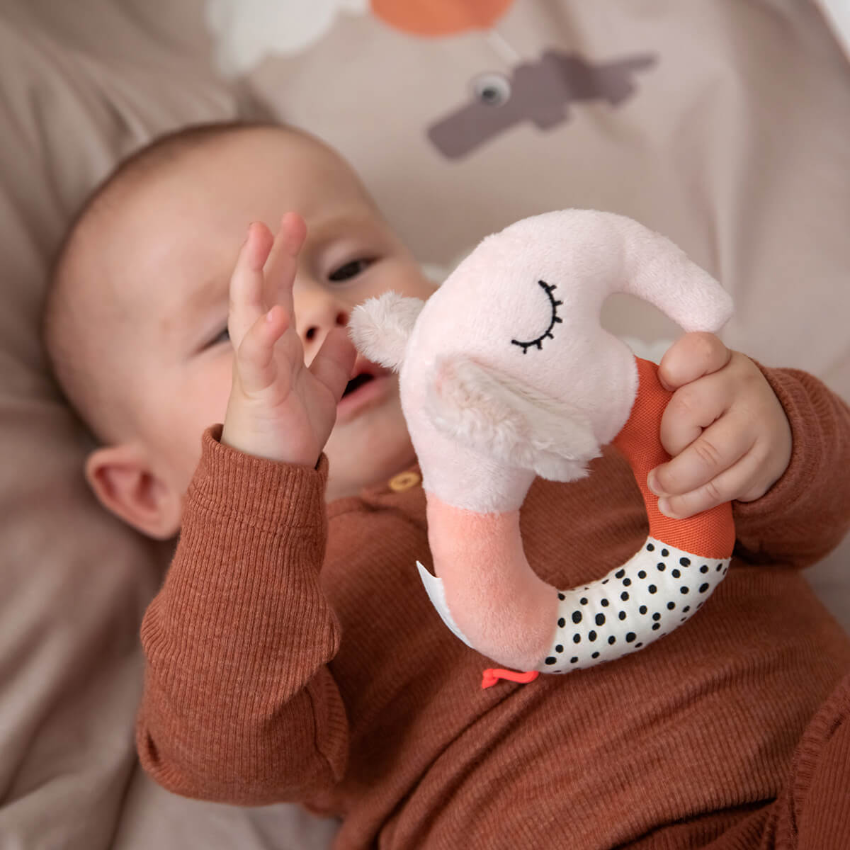 Sonajero sensorial anilla Elphee Rosa Done by Deer