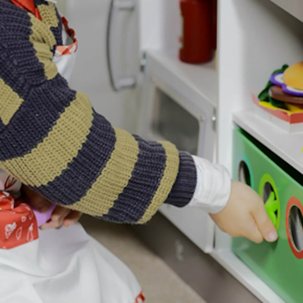 Spielküche Deluxe mit Mikrowelle Hape