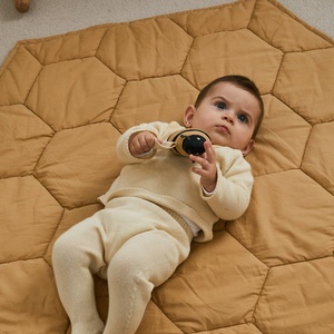 Spielmattel 100x100cm HONEYCOMB Lorena Canals