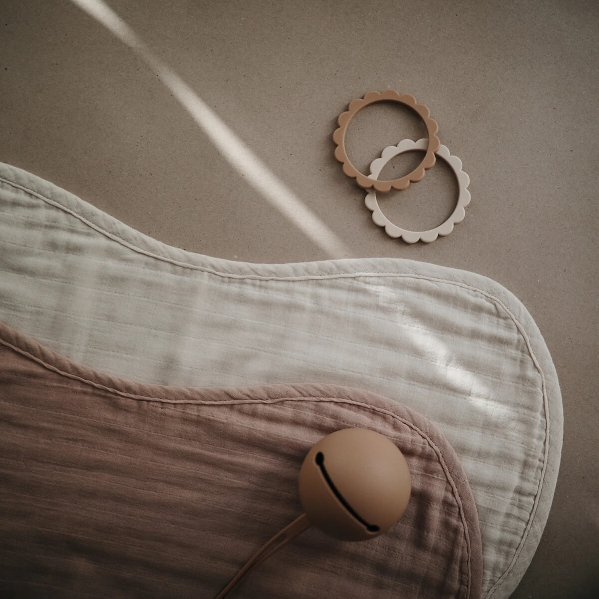 Spucktuch Mushie Roman Blush Fog   