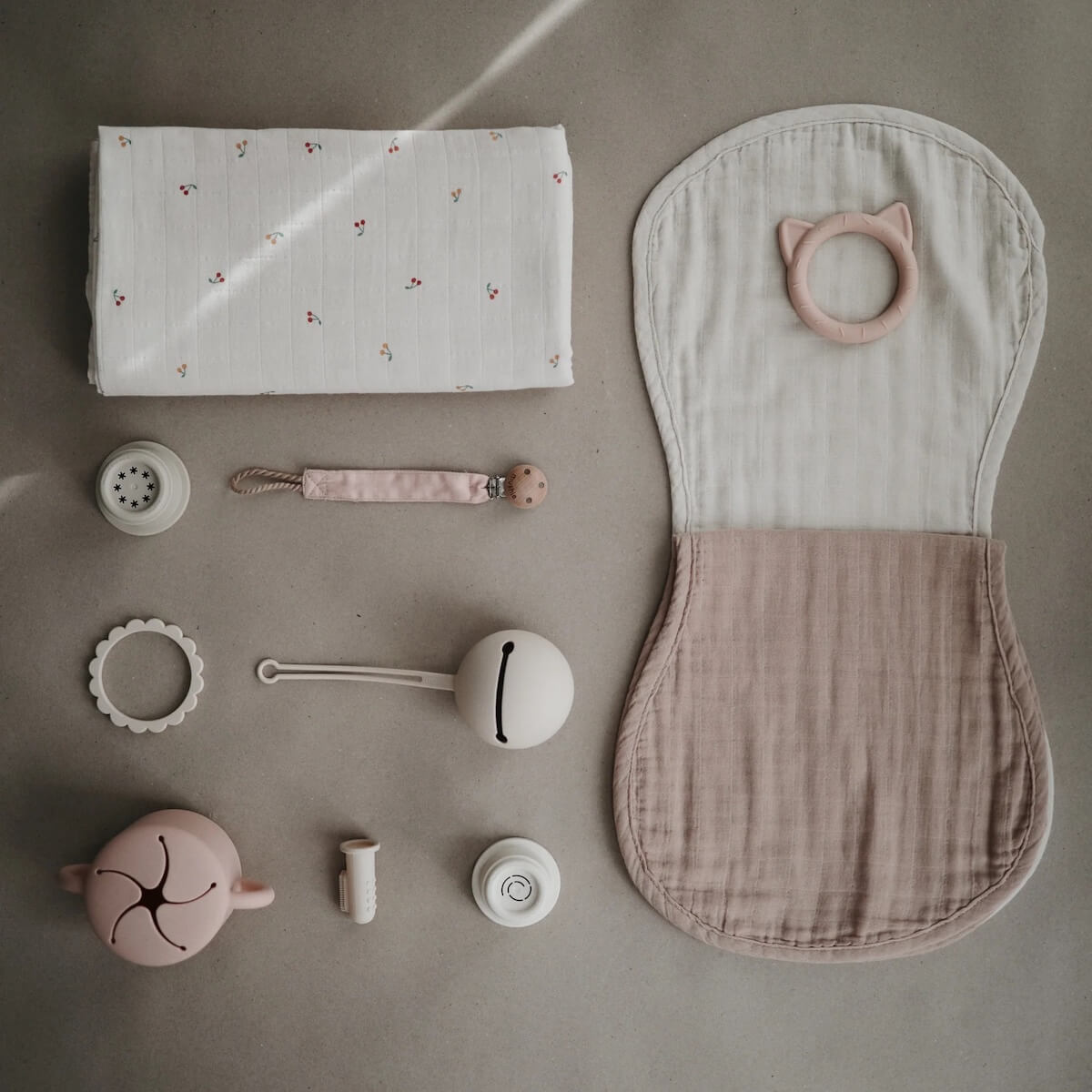 Spucktuch Mushie Roman Blush Fog   