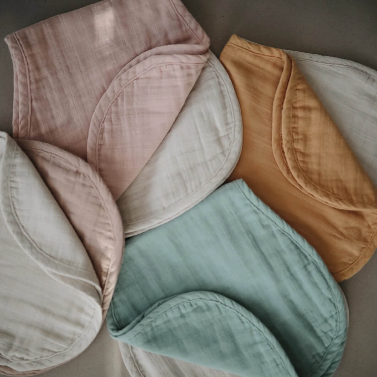 Spucktuch Mushie Roman Fall gelb Fog   