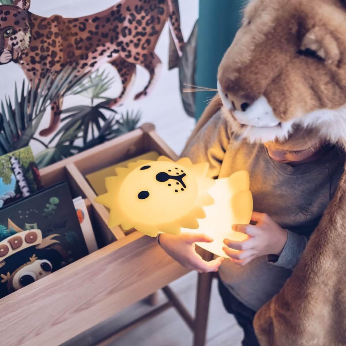 Tischlampe LION FIRST LIGHT Mr. Maria gelb