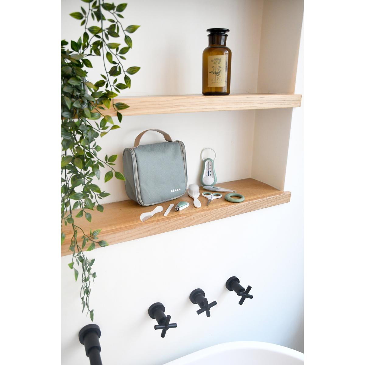 Trousse de toilette NOMADE Beaba 10 accessoires sauge