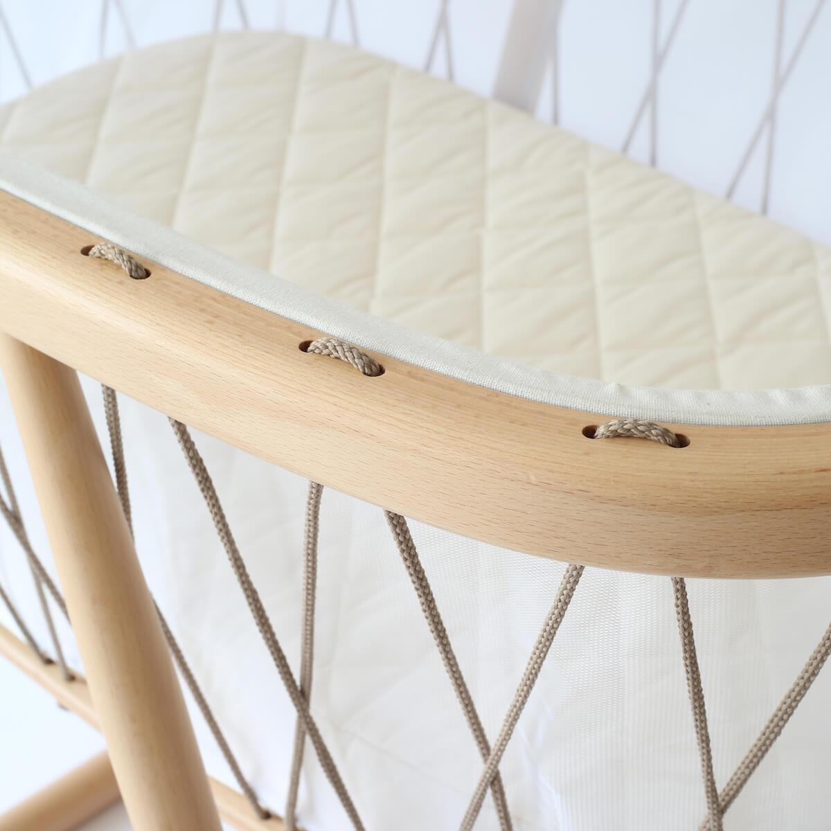 Wiege KUMI Kordel Haselnuss Charlie Crane Kokosmatratze